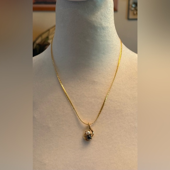 Vintage Mid Century Mod Gray & White Faux Pearls Goldtone Pendant Necklace - Picture 10 of 15